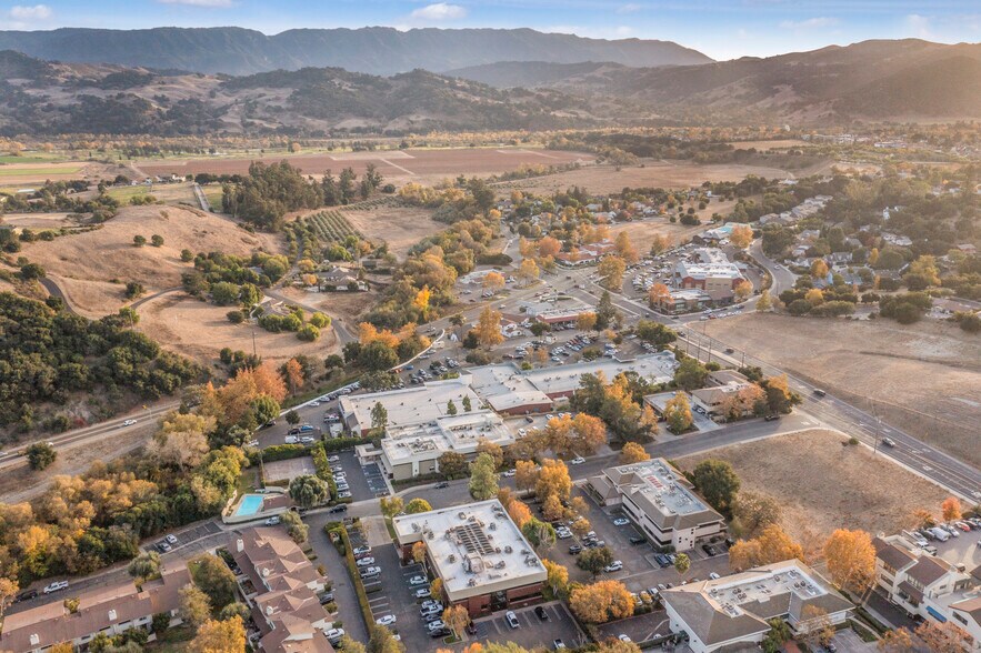 2029 Village Ln, Solvang, CA à vendre - Photo du bâtiment - Image 3 de 32