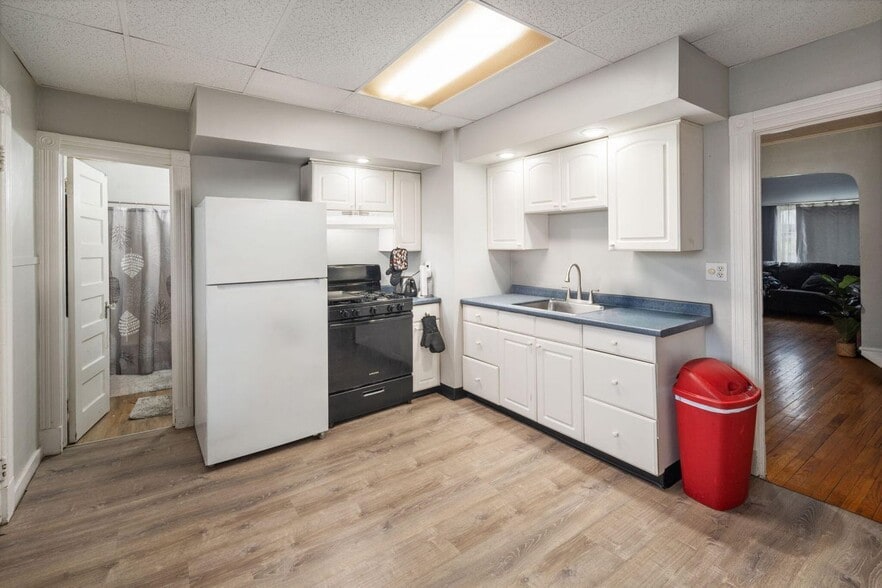 2415 6th Ave, Watervliet, NY for sale - Interior Photo - Image 2 of 11