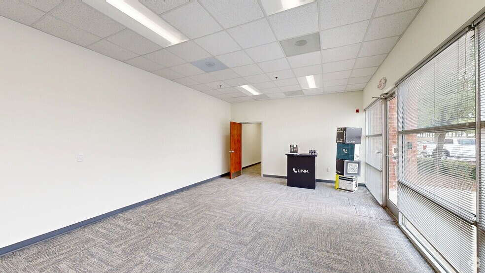 408 Gallimore Dairy Rd, Greensboro, NC à louer - Numérisation 3D de Matterport - Image 2 de 36