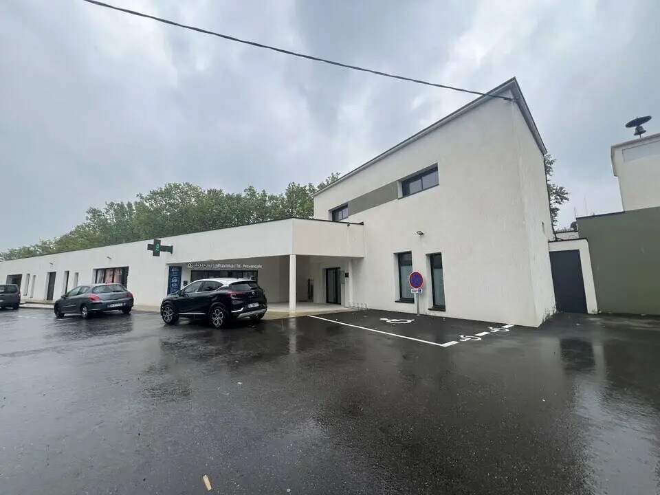 Office in Saint-Étienne-du-Grès for lease Building Photo- Image 1 of 5