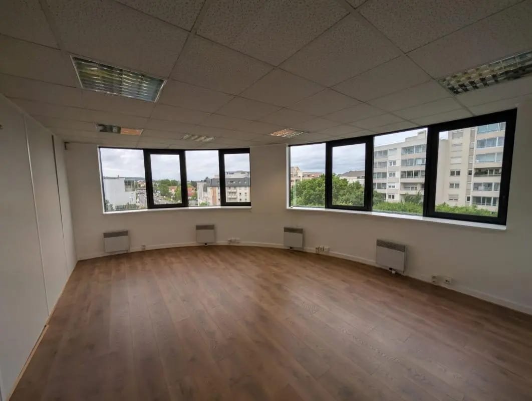3 Boulevard De La Gare, Saint-Gratien for lease Interior Photo- Image 1 of 6