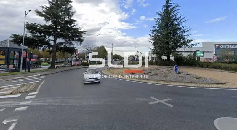 Commerce de détail dans Saint-Priest à louer - Aérien - Image 2 de 2