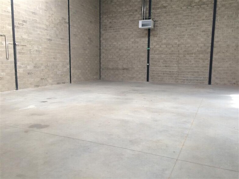 Flex in Meaux for lease - Interior Photo - Image 2 of 6