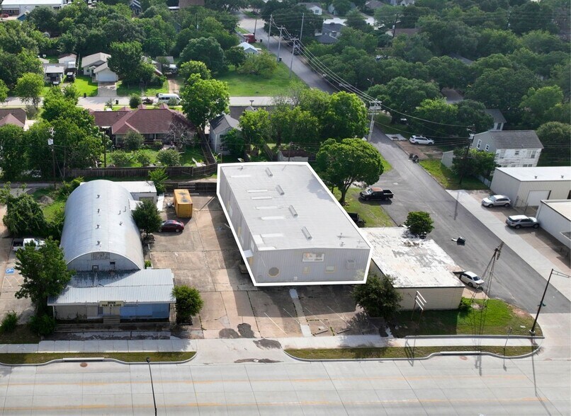 2113 S College Ave, Bryan, TX à louer - Photo du bâtiment - Image 1 de 5