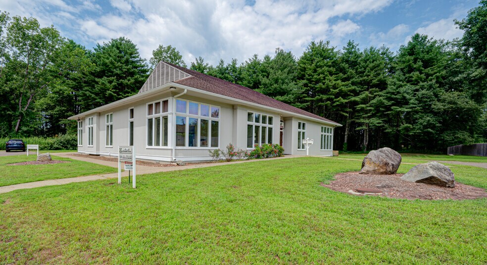 72 W Stafford Rd, Stafford Springs, CT à vendre - Photo du bâtiment - Image 2 de 11