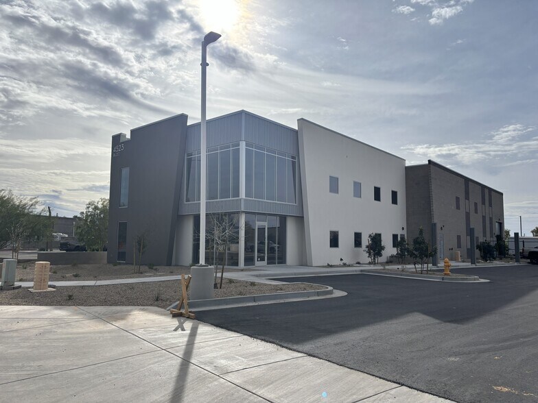 4523 E Ivy St, Mesa, AZ à louer - Photo du bâtiment - Image 3 de 12