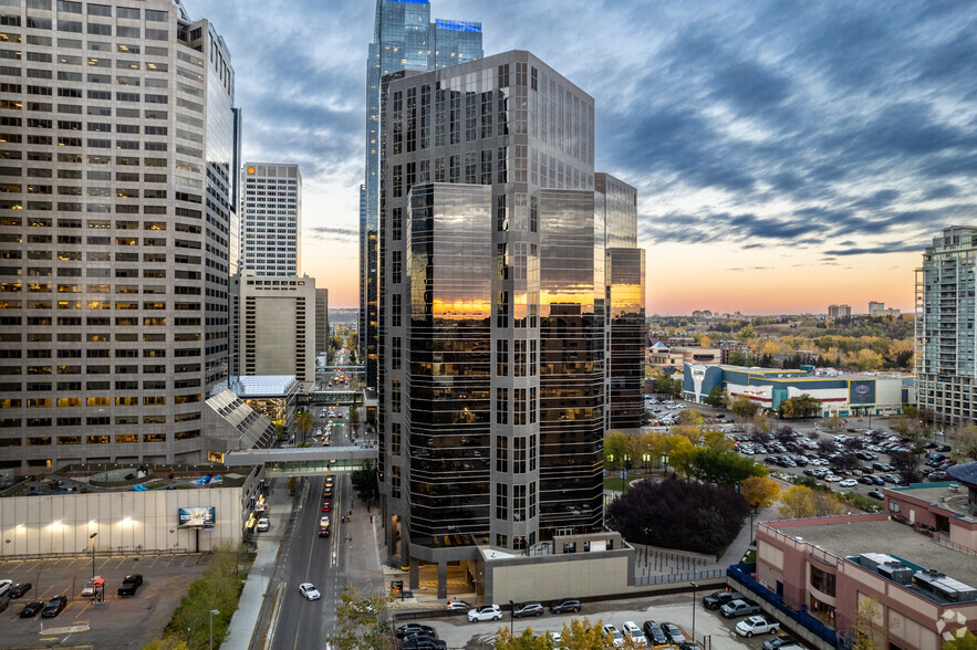 222 3rd Ave SW, Calgary, AB à louer - Photo du bâtiment - Image 3 de 7