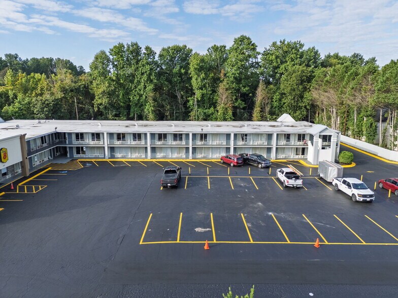 2402 S Sterling St, Morganton, NC à vendre - Photo du bâtiment - Image 2 de 46