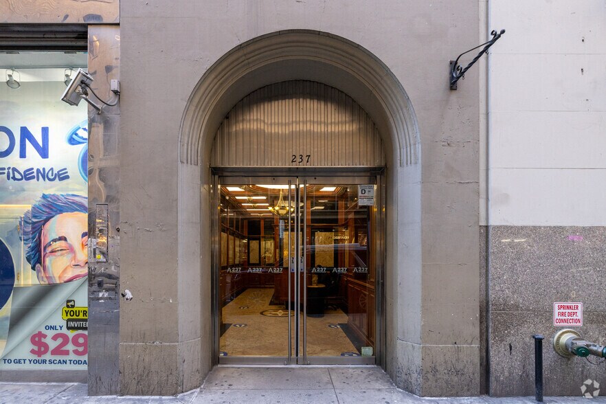 237 W 37th St, New York, NY à louer - Photo du bâtiment - Image 3 de 11