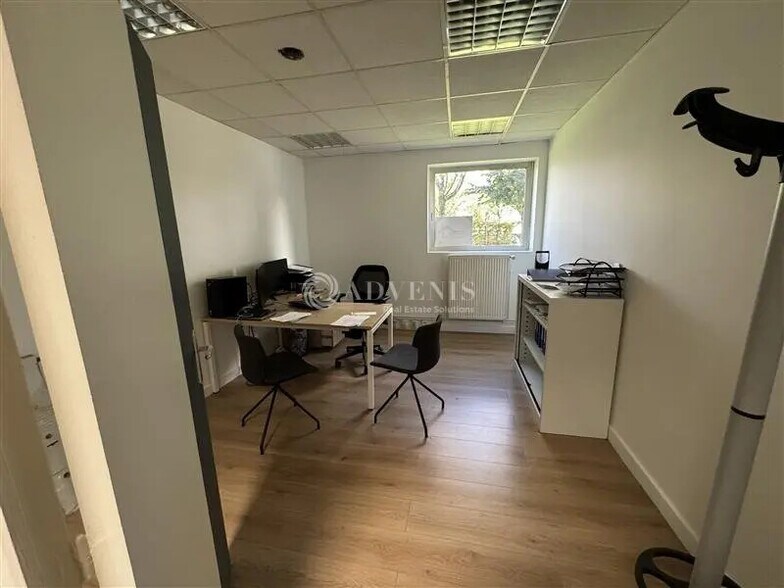 Office in Croissy-Beaubourg for lease - Interior Photo - Image 1 of 6