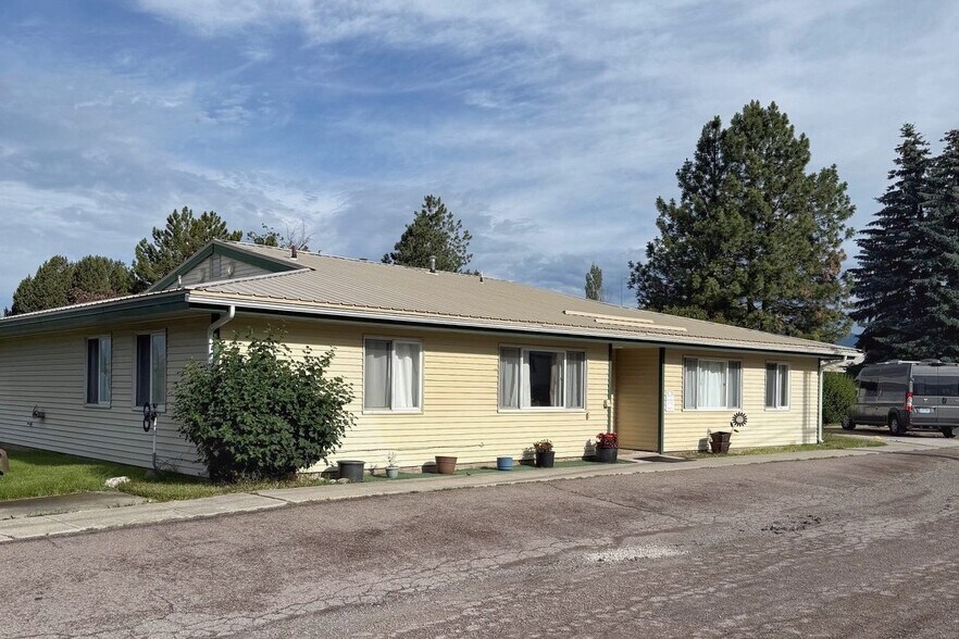 821 7th St W, Columbia Falls, MT à vendre - Photo du bâtiment - Image 2 de 11