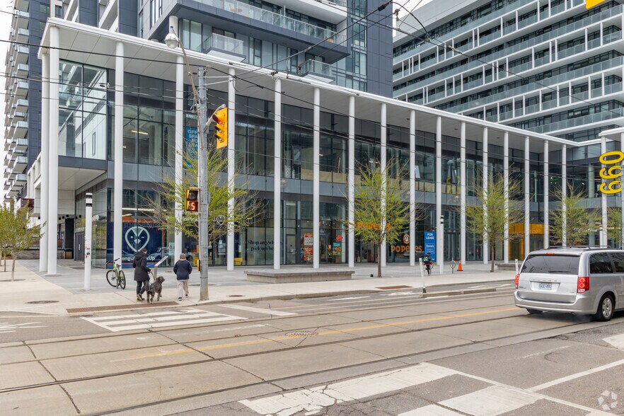 664 Dundas St E, Toronto, ON à vendre - Photo du bâtiment - Image 2 de 4