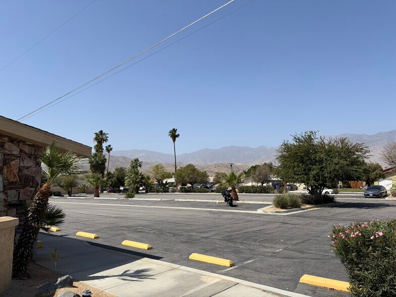 33055 Cathedral Canyon Dr, Cathedral City, CA à louer - Photo du bâtiment - Image 3 de 6