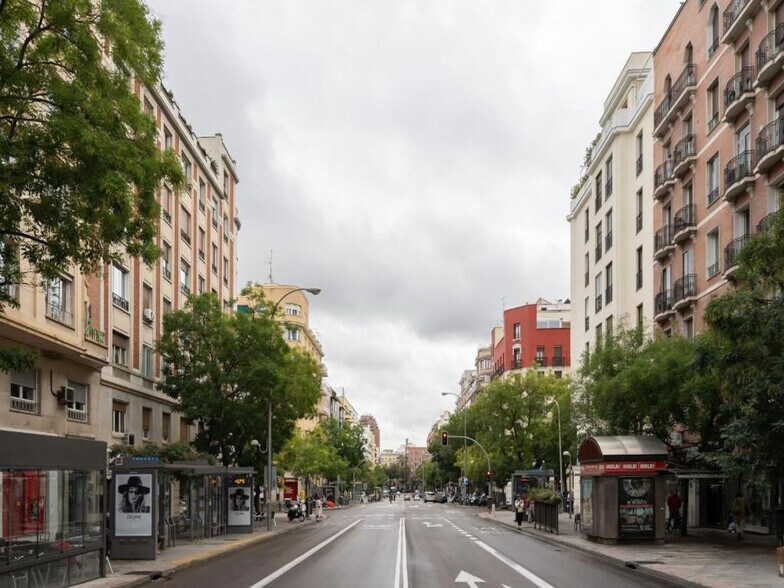 Commerce de détail dans Madrid, Madrid à louer - Photo du bâtiment - Image 3 de 3