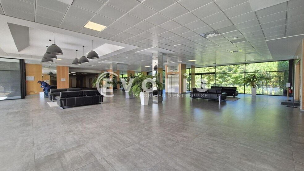 Office in Jossigny for lease - Lobby - Image 3 of 13