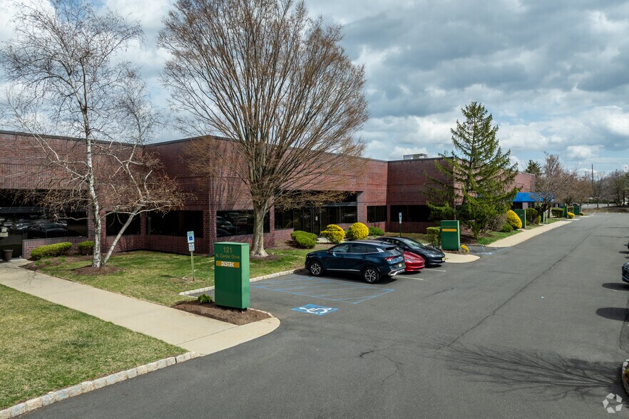 100-120 N Center Dr, North Brunswick, NJ à louer - Photo du bâtiment - Image 2 de 6