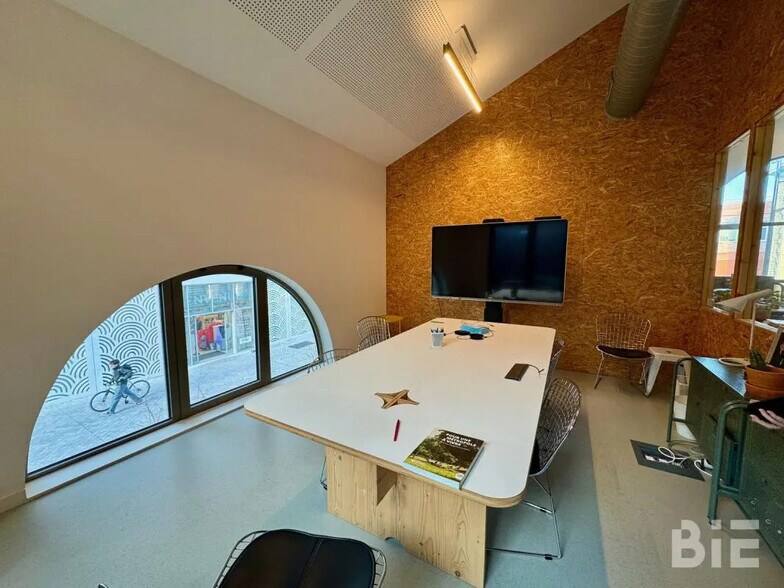 Office in Bordeaux for lease - Interior Photo - Image 3 of 8