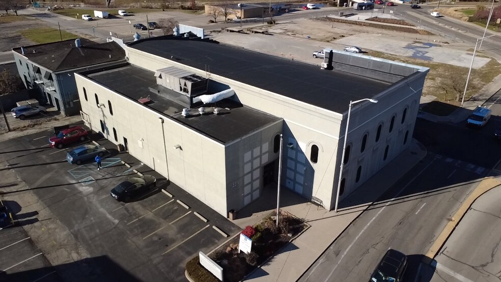 225 N High St, Muncie, IN à vendre - Photo du bâtiment - Image 2 de 25