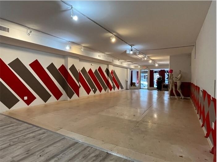 5 Bond St, Great Neck, NY à louer - Photo intérieure - Image 3 de 10