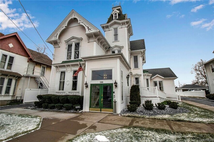 186 East Ave, Lockport, NY for sale - Primary Photo - Image 1 of 43
