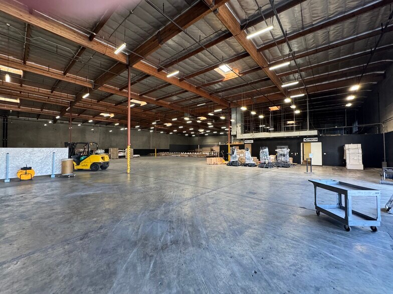 8963-8969 Bradley Ave, Sun Valley, CA à louer - Photo du bâtiment - Image 2 de 5