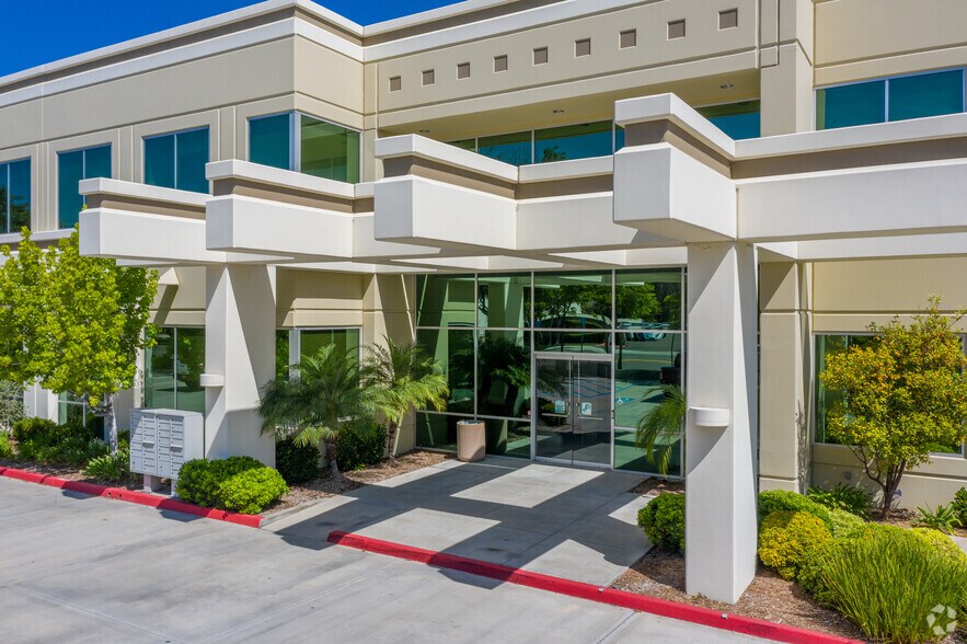 12700 Stowe Dr, Poway, CA à louer - Photo du bâtiment - Image 3 de 4