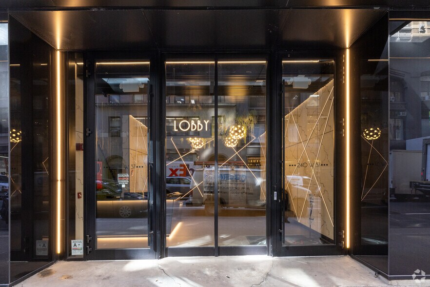 240 W 37th St, New York, NY à louer - Photo du bâtiment - Image 3 de 7
