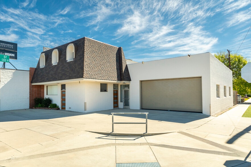 3220 W Burbank Blvd, Burbank, CA for lease - Building Photo - Image 2 of 17