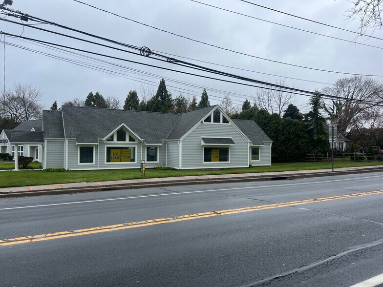 487 Main Rd, Riverhead, NY à louer - Photo du bâtiment - Image 2 de 3