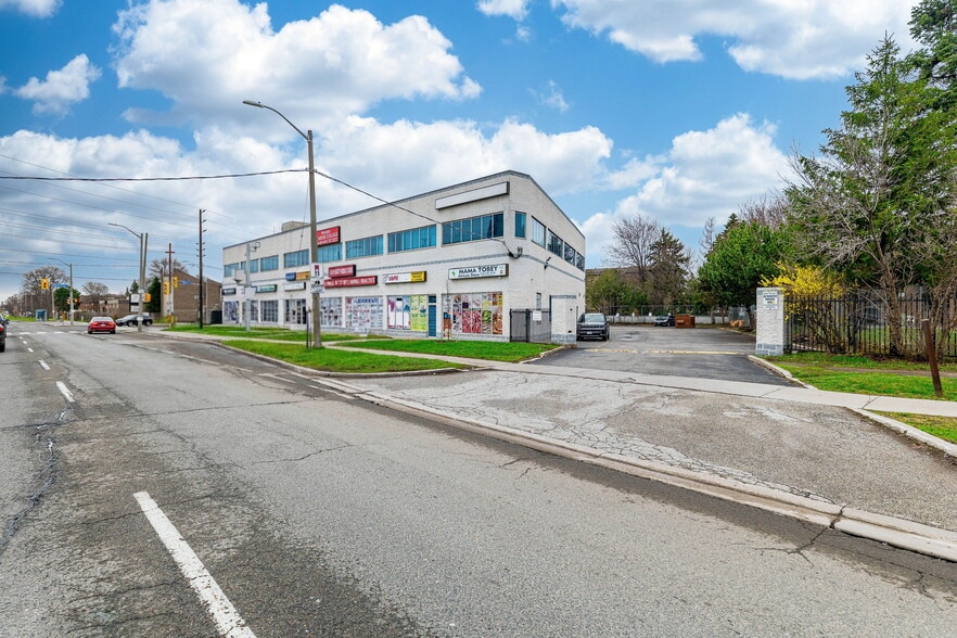 1625 Albion Rd, Toronto, ON à vendre - Photo du bâtiment - Image 2 de 89