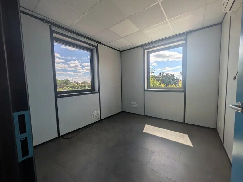 Office in Le Grand-Quevilly for lease - Interior Photo - Image 2 of 8