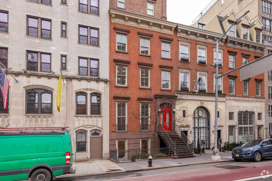 336 W 23rd St, New York, NY à vendre - Photo du bâtiment - Image 2 de 12