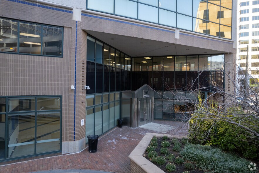 3600 Market St, Philadelphia, PA à louer - Photo du bâtiment - Image 3 de 4