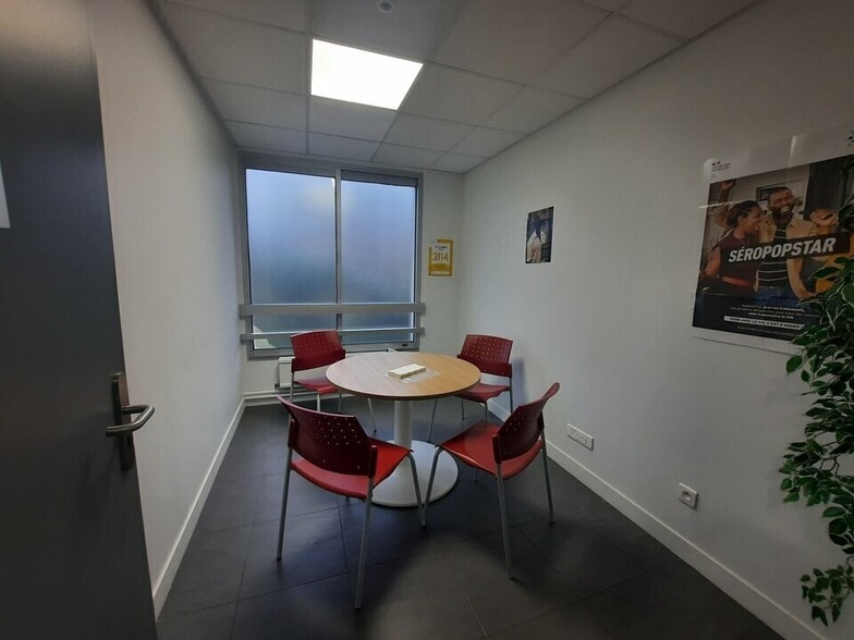 Office in Rouen for lease - Interior Photo - Image 3 of 9