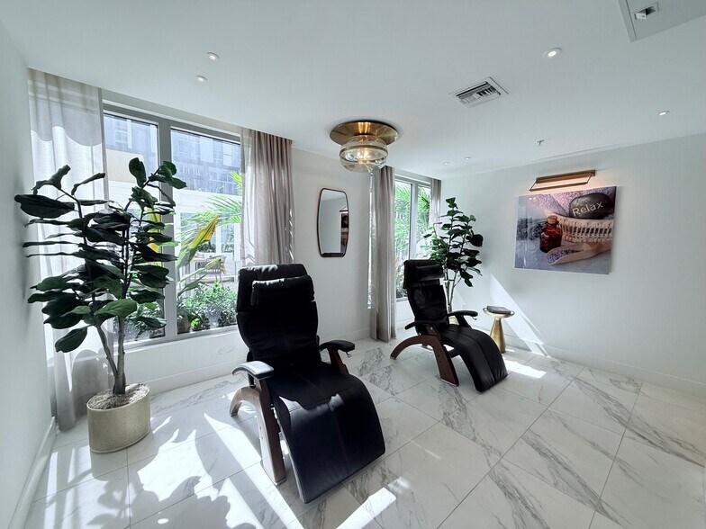 218 NW 8th St, Miami, FL à louer - Photo du bâtiment - Image 3 de 11