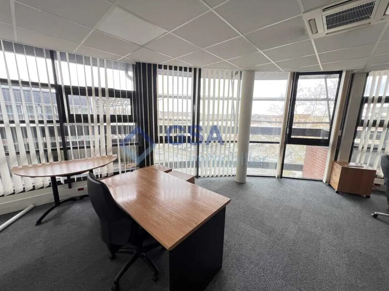 Office in Melun for lease - Interior Photo - Image 2 of 9