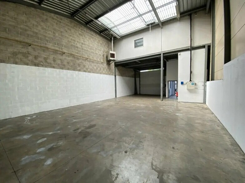 Flex in Le Thillay for lease - Interior Photo - Image 2 of 6