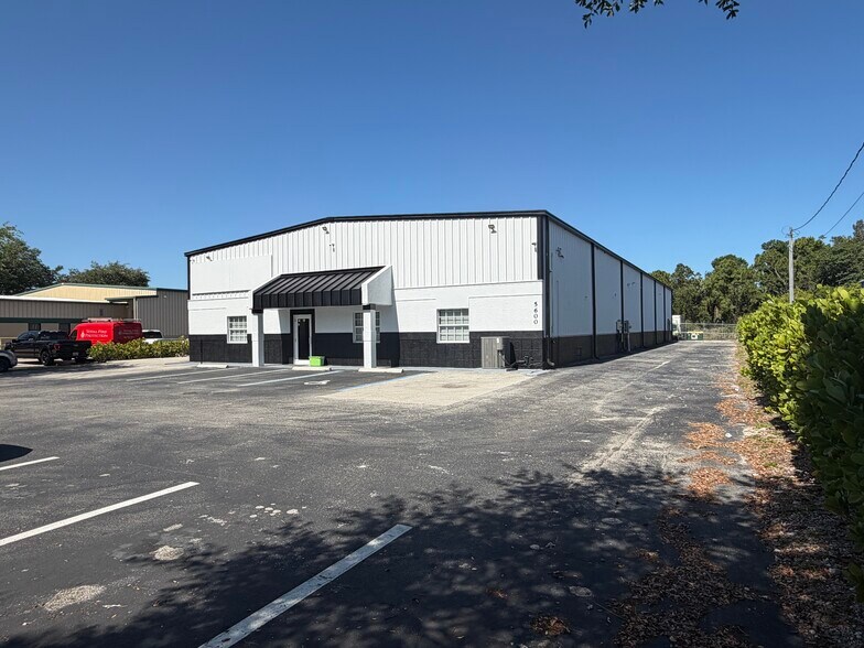 5600 Zip Dr, Fort Myers, FL à louer - Photo du bâtiment - Image 2 de 23
