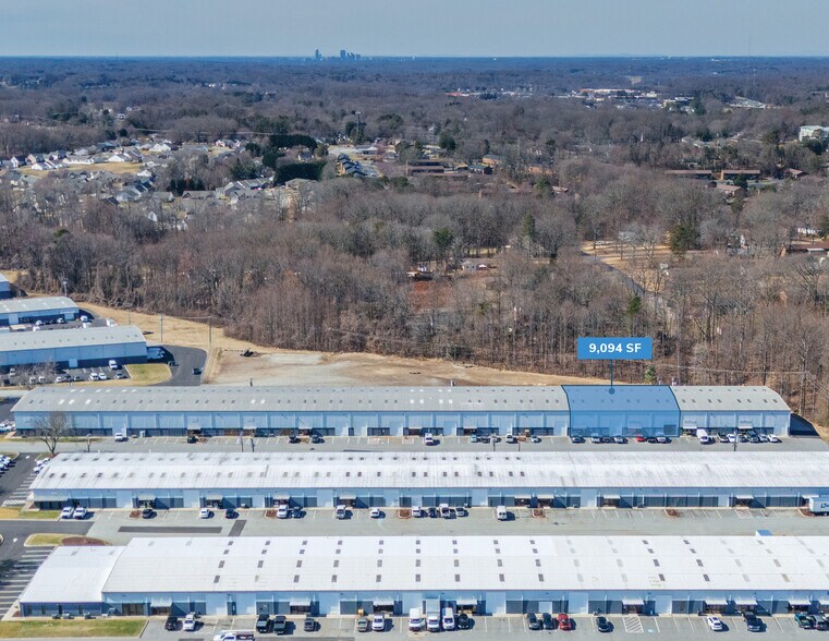 1255 South Park Dr, Kernersville, NC à louer - Photo du bâtiment - Image 2 de 4