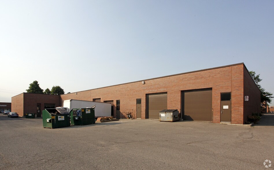 1311-1319 Kamato Rd, Mississauga, ON à louer - Photo du bâtiment - Image 2 de 2