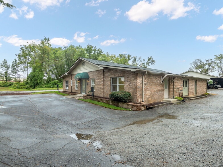 732 Jonesborough St, Hendersonville, NC à vendre - Photo du bâtiment - Image 1 de 17