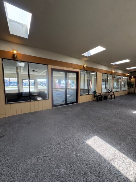 698 Ocean Shores Blvd NW, Ocean Shores, WA for lease - Interior Photo - Image 2 of 5