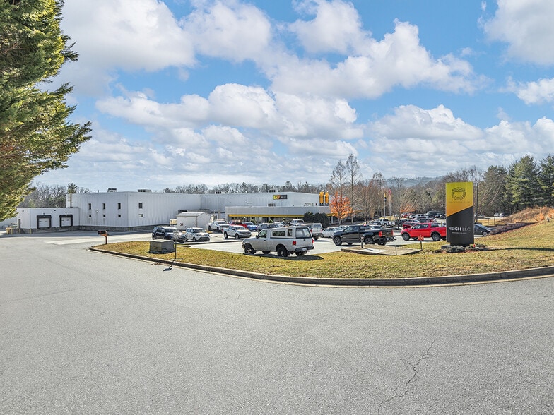 140 Vista Blvd, Arden, NC à louer - Photo du bâtiment - Image 3 de 20
