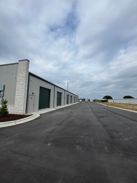 408 Airport rd, Kinston, NC à louer - Photo du bâtiment - Image 3 de 6
