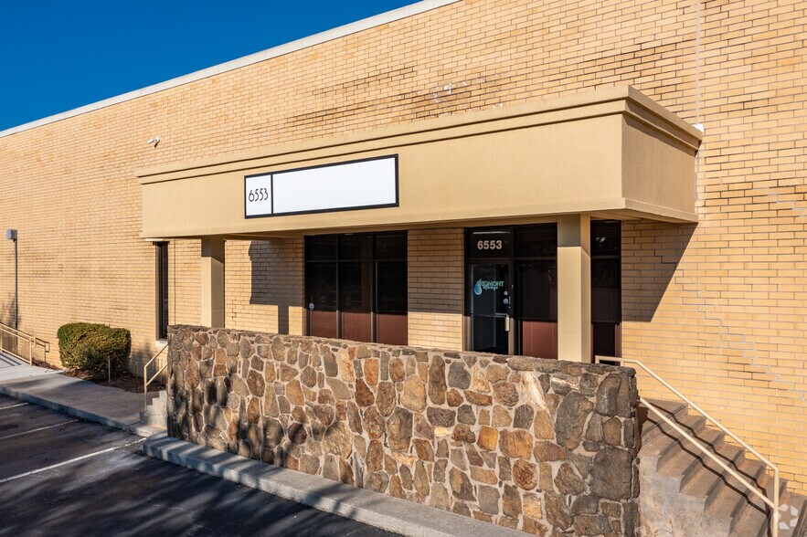 6553-6573 Warren Dr, Norcross, GA à louer - Photo du bâtiment - Image 3 de 5