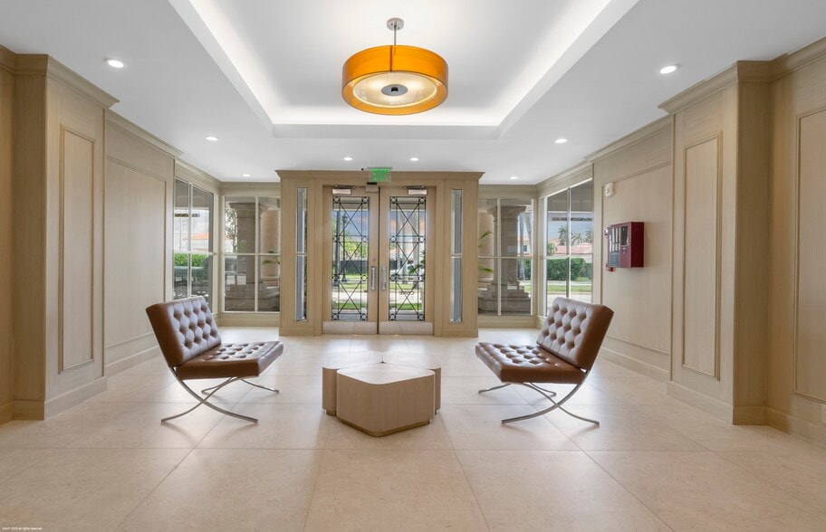 350 Royal Palm Way, Palm Beach, FL for lease - Interior Photo - Image 2 of 12