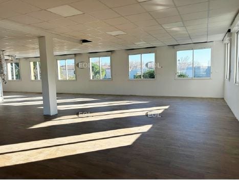 Office in Le Pontet for lease - Interior Photo - Image 2 of 5