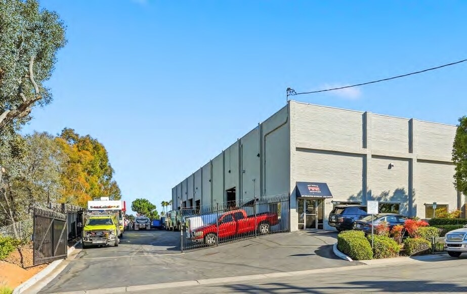 670 Opper St, Escondido, CA à vendre - Photo du bâtiment - Image 2 de 3