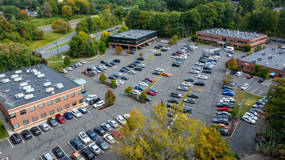 109 Newtown Rd, Danbury, CT à louer - Photo du bâtiment - Image 2 de 3