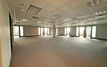 26300 Northwestern Hwy, Southfield, MI for lease Interior Photo- Image 2 of 5